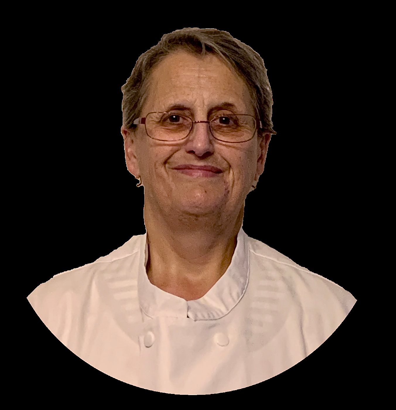 Portrait en médaillon d'une femme aux cheveux courts et aux lunettes, souriante, vêtue d'une veste de cuisine blanche sur fond noir.